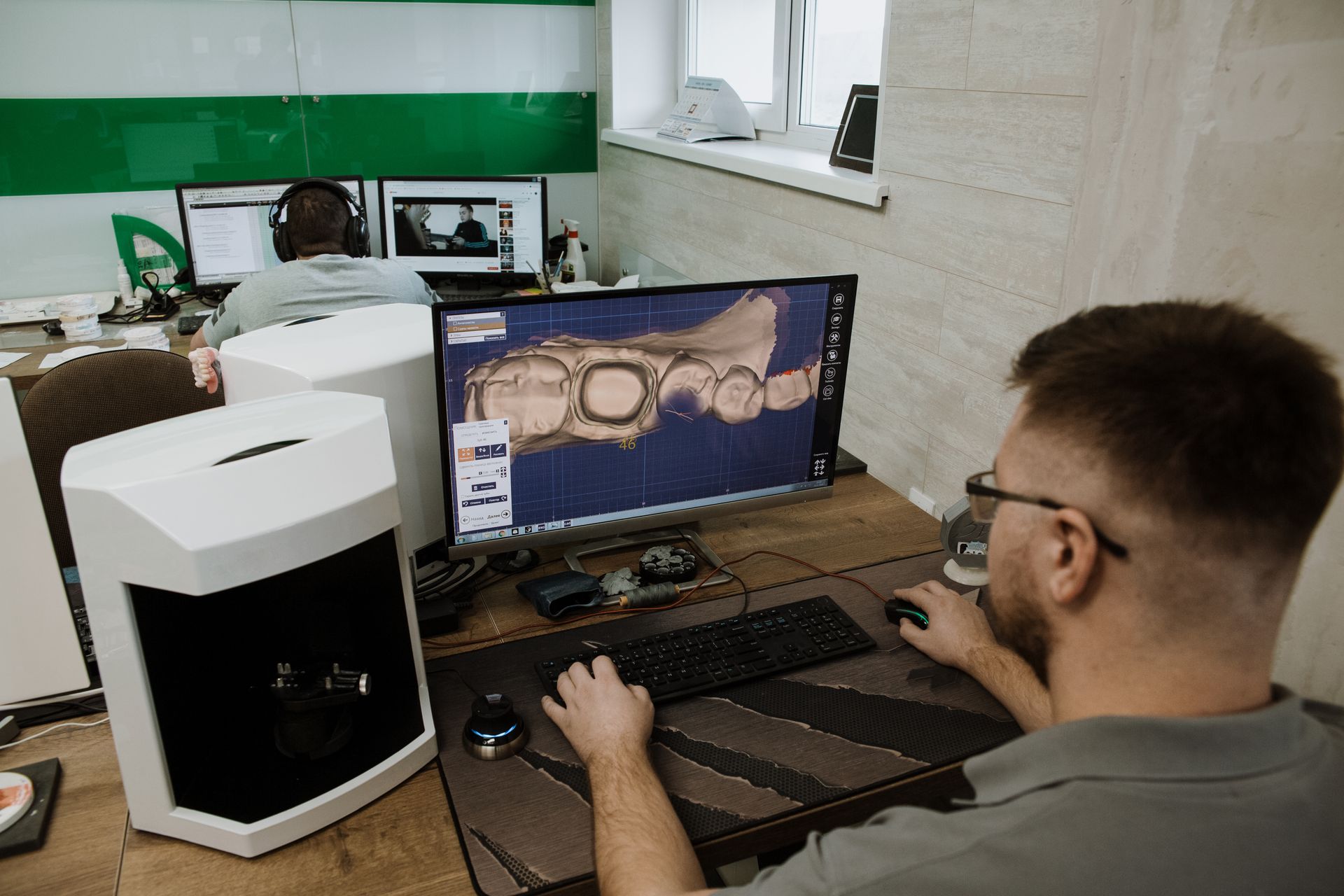 CAD／CAMソフトで補綴物を設計しているイメージ写真